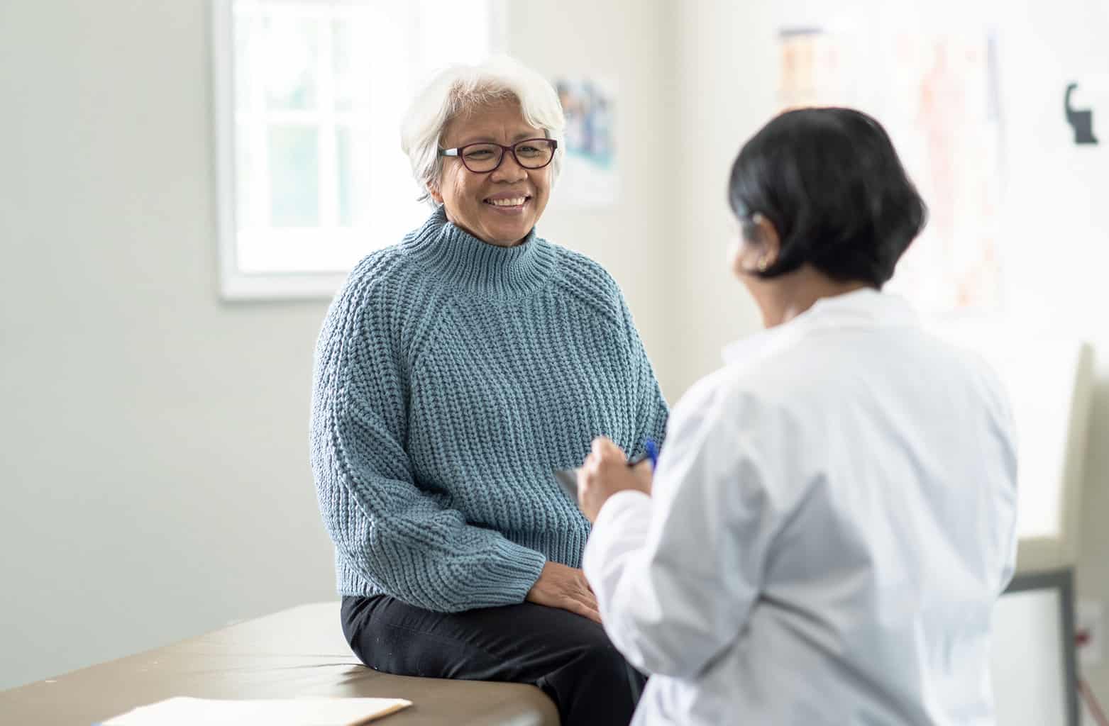 elderly female patient with kidney stone tech at stone clinic and stone medical center at a kidney stone clinic in minneapolis