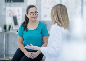young woman in diabetes clinic talking to endocrinologist about diabetes and endocrinology, diabetes clinic, endocrinology, diabetic, blood sugar, diabetes, insulin, endocrinology diabetes, endocrinology clinic of minneapolis, endocrinologist clinic, endocrinologist minneapolis