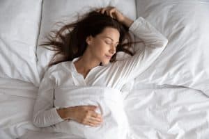 woman sleeping in the best sleeping position, best sleeping positions, shoulder pain from sleeping, best way to sleep, how to sleep with pinched nerve in neck