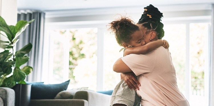 young mother hugging her daughter, how to talk to your child about traumatic events, explaining violence to children, how to explain traumatic events, advice on how to explain violent acts, recognize signs of stress