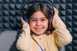 young girl hearing test, hearing loss, hard of hearing, hearing problems, signs of hearing loss, signs of hearing loss in adults and children